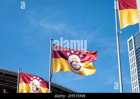 Istanbul, Turquie - novembre 2021 : drapeau de Galatasaray S.K. à leur stade d'origine.Logo du club de football Galatasaray sur le drapeau Banque D'Images