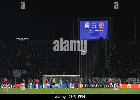 Bergame, Italie, 2 novembre 2021.Le tableau de bord montre la cravate à 2-1 dans la quatre-vingt-dixième minute immédiatement avant Cristiano Ronaldo de l'égaliseur tardif de Manchester United lors du match de la Ligue des champions de l'UEFA au Stadio di Bergame, Bergame.Le crédit photo devrait se lire: Jonathan Moscrop / Sportimage Banque D'Images