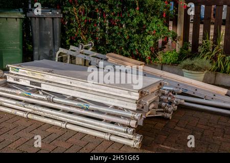 Pile de composants de l'échafaudage loué ou de la plate-forme mobile de la tour de travail dans le jardin domestique Banque D'Images