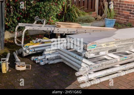 Pile de composants de l'échafaudage loué ou de la plate-forme mobile de la tour de travail dans le jardin domestique Banque D'Images