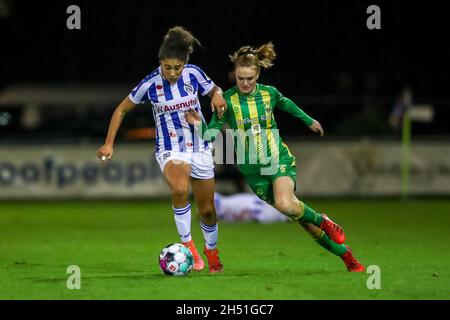 HEERENVEEN, PAYS-BAS - NOVEMBRE 5: Chimera Ripa de SC Heerenveen, Liz Rijsbergen de ADO Den Haag pendant le match Pure Energie Eredivisie Vrouwen entre SC Heerenveen et ADO Den Haag au Sportpark Skoatterwâld le 5 novembre 2021 à Heerenveen, pays-Bas photo de Van Woueter de crédit:Orange pics BV/Alay Live News Banque D'Images