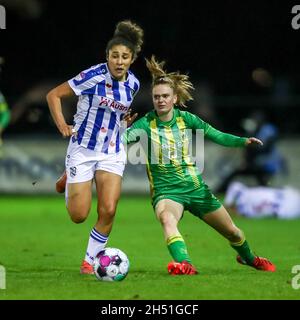 HEERENVEEN, PAYS-BAS - NOVEMBRE 5: Chimera Ripa de SC Heerenveen, Liz Rijsbergen de ADO Den Haag pendant le match Pure Energie Eredivisie Vrouwen entre SC Heerenveen et ADO Den Haag au Sportpark Skoatterwâld le 5 novembre 2021 à Heerenveen, pays-Bas photo de Van Woueter de crédit:Orange pics BV/Alay Live News Banque D'Images