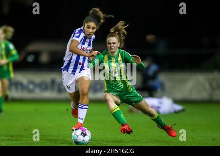 HEERENVEEN, PAYS-BAS - NOVEMBRE 5: Chimera Ripa de SC Heerenveen, Liz Rijsbergen de ADO Den Haag pendant le match Pure Energie Eredivisie Vrouwen entre SC Heerenveen et ADO Den Haag au Sportpark Skoatterwâld le 5 novembre 2021 à Heerenveen, pays-Bas photo de Van Woueter de crédit:Orange pics BV/Alay Live News Banque D'Images