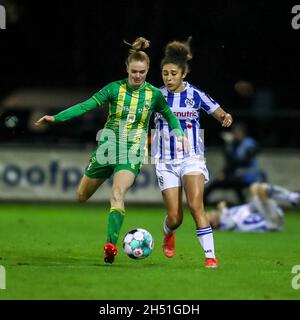 HEERENVEEN, PAYS-BAS - NOVEMBRE 5: Liz Rijsbergen de l'ADO Den Haag, Chimera Ripa de SC Heerenveen pendant le match Pure Energie Eredivisie Vrouwen entre SC Heerenveen et ADO Den Haag au Sportpark Skoatterwâld le 5 novembre 2021 à Heerenveen, pays-Bas photo de Van Woueter de crédit:Orange pics BV/Alay Live News Banque D'Images