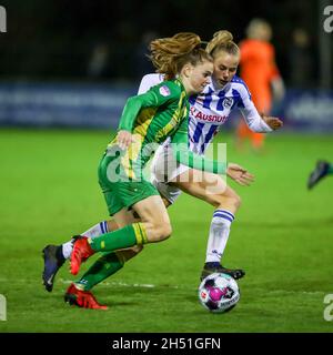 HEERENVEEN, PAYS-BAS - NOVEMBRE 5 : Liz Rijsbergen de l'ADO Den Haag, Jet van der Veen de SC Heerenveen pendant le match Pure Energie Eredivisiie Vrouwen entre SC Heerenveen et ADO Den Haag au Sportpark Skoatterwâld le 5 novembre 2021 à Heerenveen, pays-Bas photo de Van Woueter de crédit:Orange pics BV/Alay Live News Banque D'Images