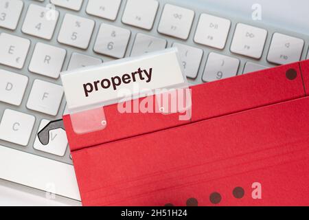 le dossier d'affichage rouge d'un clavier comporte un onglet avec le mot propriété Banque D'Images