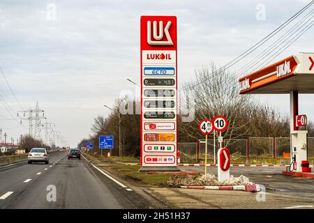 BUCAREST, ROUMANIE - 07 octobre 2021 : la station de gaz Lukoil de Bucarest, Roumanie Banque D'Images