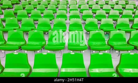 Sièges de stade vides verts numérotés Banque D'Images