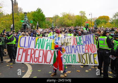 Glasgow, Écosse, Royaume-Uni.5 novembre 2021.Les manifestants se sont réunis un vendredi pour la marche à venir, à l'occasion d'une Journée mondiale d'action à travers le centre-ville de Glasgow pour le changement climatique.La démonstration a commencé à Kelvingrove Park et s'est terminée à George Square.Photo; Iain Masterton/Alay Live News. Banque D'Images