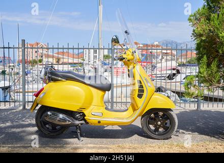 adorable scooter à moteur jaune de style rétro. Banque D'Images