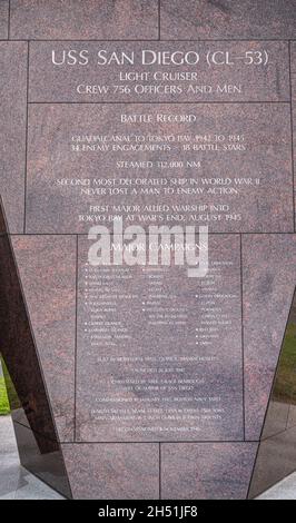 San Diego, Californie, États-Unis - 4 octobre 2021 : promenade Embarcadero.Histoire de l'USS San Diego en pierre brune. Banque D'Images