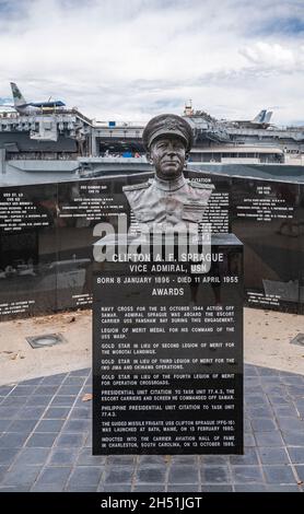 San Diego, Californie, États-Unis - 4 octobre 2021 : promenade Embarcadero.Clifton A.F.Statue militaire du Sprague dans le parc de Tuna Harbour avec air Midway Banque D'Images