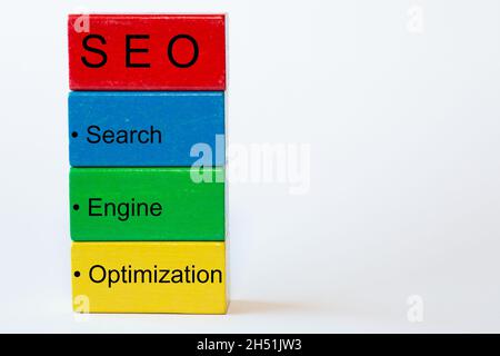 Blocs colorés avec les mots recherche, moteur, optimisation uns en haut un bloc rouge avec les lettres SEO.L'arrière-plan est isolé en blanc Banque D'Images
