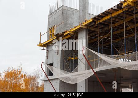 Filet de sécurité pour la construction.Filet qui protège contre toute chute sur le chantier.Barrière de protection Banque D'Images