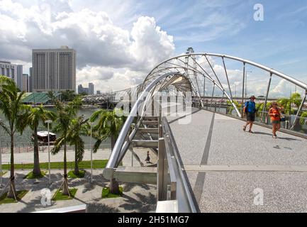 Vue sur le pont Helix, connu auparavant sous le nom de Double Helix Bridge Marina Bay à Singapour. Banque D'Images