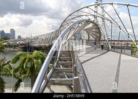 Vue sur le pont Helix, connu auparavant sous le nom de Double Helix Bridge Marina Bay à Singapour. Banque D'Images
