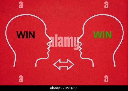 Deux contours de têtes en blanc se font face l'un à l'autre.Dans les visages, la VICTOIRE de texte est écrite en noir et frémforme sur l'arrière-plan cramoisi.Deux flèches pointent Banque D'Images