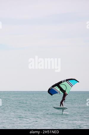 sportif avec voile en wingfoil, dans la mer Banque D'Images