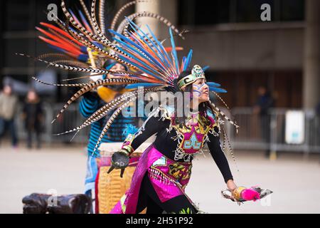 Femme autochtone, Aztec Dancer au rassemblement de l'héritage autochtone, le 4 novembre 2021 à Toronto, Canada Banque D'Images