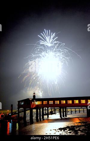 05/11/2021 PLA Royal Terrace Pier Gravesend Royaume-Uni.Feu d'artifice de nuit au-dessus de la Royal Terrace Pier de l'administration du port de Londres, au bord de la Tamise. Banque D'Images