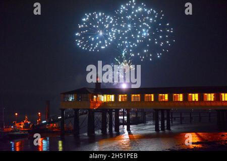 05/11/2021 PLA Royal Terrace Pier Gravesend Royaume-Uni.Feu d'artifice de nuit au-dessus de la Royal Terrace Pier de l'administration du port de Londres, au bord de la Tamise. Banque D'Images