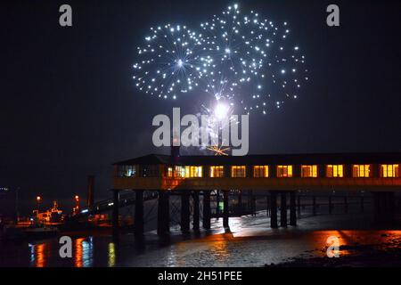 05/11/2021 PLA Royal Terrace Pier Gravesend Royaume-Uni.Feu d'artifice de nuit au-dessus de la Royal Terrace Pier de l'administration du port de Londres, au bord de la Tamise. Banque D'Images