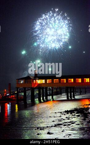 05/11/2021 PLA Royal Terrace Pier Gravesend Royaume-Uni.Feu d'artifice de nuit au-dessus de la Royal Terrace Pier de l'administration du port de Londres, au bord de la Tamise. Banque D'Images