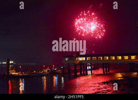 05/11/2021 PLA Royal Terrace Pier Gravesend Royaume-Uni.Feu d'artifice de nuit au-dessus de la Royal Terrace Pier de l'administration du port de Londres, au bord de la Tamise. Banque D'Images