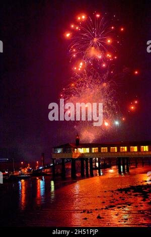 05/11/2021 PLA Royal Terrace Pier Gravesend Royaume-Uni.Feu d'artifice de nuit au-dessus de la Royal Terrace Pier de l'administration du port de Londres, au bord de la Tamise. Banque D'Images