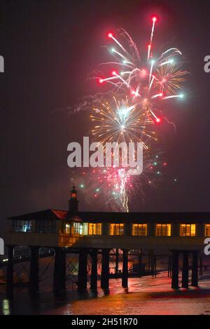 05/11/2021 PLA Royal Terrace Pier Gravesend Royaume-Uni.Feu d'artifice de nuit au-dessus de la Royal Terrace Pier de l'administration du port de Londres, au bord de la Tamise. Banque D'Images