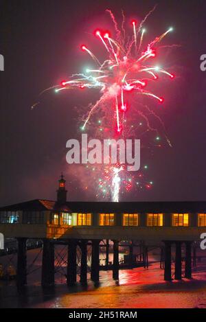 05/11/2021 PLA Royal Terrace Pier Gravesend Royaume-Uni.Feu d'artifice de nuit au-dessus de la Royal Terrace Pier de l'administration du port de Londres, au bord de la Tamise. Banque D'Images