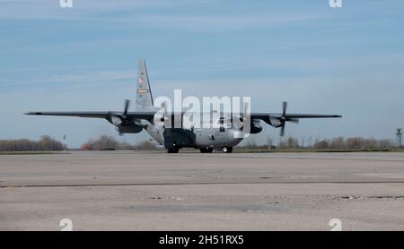 Un Hercules C-130 provenant des taxis de la 133e escadre aéroportée sur la piste après l'atterrissage à la base aérienne de Grand Forks, Dakota du Nord, le 16 octobre 2021.Le C-130 a été utilisé pour l’entraînement avec le 319e Escadron de préparation logistique, qui appuie la mission RQ-4 Global Hawk de la 319e Escadre reconnaissance.(É.-U.Photo de la Force aérienne par l'homme principal, Dakota C. Legrand) Banque D'Images