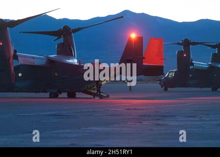 Les aviateurs de la US Air Force affectés au 20e Escadron des opérations spéciales effectuent une vérification finale sur deux avions de tiltrotor CV-22 Osprey avant le décollage pendant l'exercice Silent Arrow à Wendover, Utah, le 28 octobre 2021.Connu sous le nom d'exercice de validation, Silent Arrow est la dernière partie d'une série d'exercices conçus pour tester l'efficacité de l'initiative de l'équipe de soutien de la mission du Commandement des opérations spéciales de la Force aérienne.L'initiative de pathfinding MST couple des aviateurs de 22 domaines de carrière pour créer de petites équipes capables de fonctionner indépendamment des bases principales, en les formant à utiliser des ensembles de compétences en dehors de leurs normes Banque D'Images