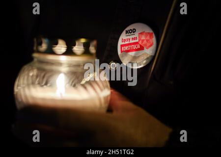 Cracovie, petite Pologne, Pologne.29 octobre 2021.Le budge de la Commission de défense de la démocratie est vu sur le blouson d'un manifestant, pendant la manifestation devant la Cour d'appel régionale.en raison du récent jugement de la Cour constitutionnelle selon lequel la loi polonaise est au-dessus du droit de l'UE, un dilemme juridique a commencé, comment les tribunaux devraient interpréter divers projets de loi.Après que certains des juges ont déclaré que la cour constitutionnelle est illégalement choisie et que le droit de l'UE est toujours au-dessus de la loi polonaise, ils ont été suspendus dans leurs fonctions par la commission disciplinaire, sous le contrôle du ministère de la Justice.Les gens ont protesté Banque D'Images