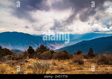 Vue sur la ville de Thimphu, capitale du Bhoutan, depuis la falaise Banque D'Images