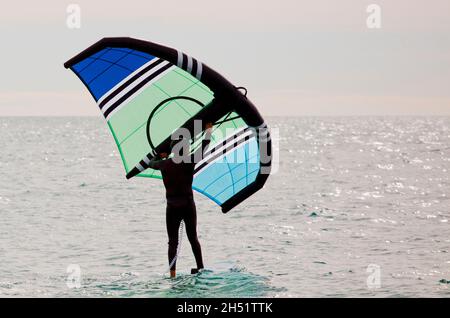 sportif avec voile en wingfoil, dans la mer Banque D'Images