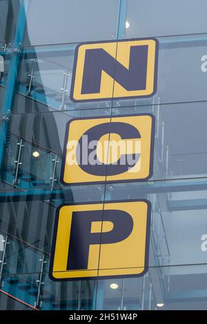 Logo NCP sur son parking à Belgrade Plaza, Coventry, West Midlands, Royaume-Uni. Banque D'Images
