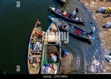 Cargaison de riz chargée sur les petits bateaux de la rivière Truong Giang par Tam Thanh. Banque D'Images