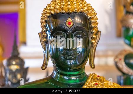 Statue de Bouddha vert au Temple du Mont d'Or également connu sous le nom de Wat Saket à Bangkok Banque D'Images