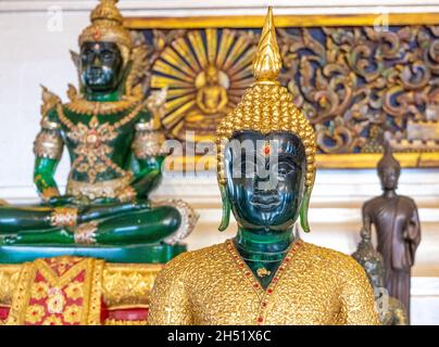 Statue de Bouddha vert au Temple du Mont d'Or également connu sous le nom de Wat Saket à Bangkok Banque D'Images