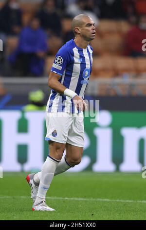 Milan, Italie, 3 novembre 2021.Pepe du FC Porto lors du match de l'UEFA Champions League à Giuseppe Meazza, Milan.Le crédit photo devrait se lire: Jonathan Moscrop / Sportimage Banque D'Images