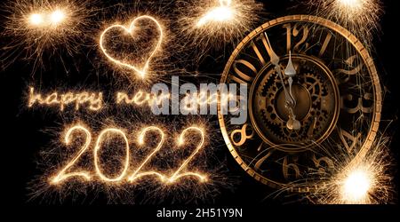 bonne année 2022 salutation avec horloge ticking. golden bright moderne sparkler numéro et lettre isolée sur noir. silvester veille célébration backgrou Banque D'Images