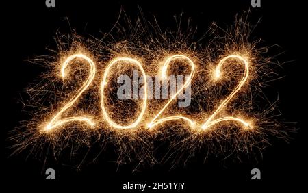 golden bright modern sparkler numéro 2022 isolé sur noir. happy new year eve silvester célébration fond Banque D'Images