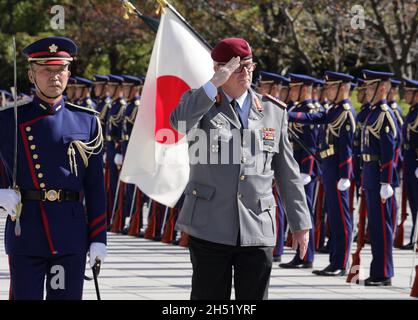 Tokyo, Japon.5 novembre 2021.L'inspecteur général des forces armées allemandes, Eberhard Zorn, inspecte les gardes d'honneur japonais au ministère de la Défense à Tokyo le vendredi 5 novembre 2021.Credit: Yoshio Tsunoda/AFLO/Alay Live News Banque D'Images
