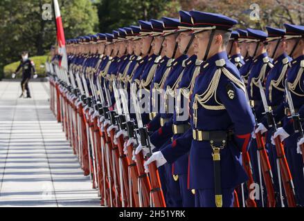 Tokyo, Japon.5 novembre 2021.Les gardiens d'honneur japonais sont alignés au ministère de la Défense à Tokyo le vendredi 5 novembre 2021.L'inspecteur général des forces armées allemandes, Eberhard Zorn, a inspecté les gardes d'honneur japonais au ministère de la Défense.Credit: Yoshio Tsunoda/AFLO/Alay Live News Banque D'Images