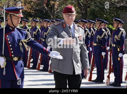 Tokyo, Japon.5 novembre 2021.L'inspecteur général des forces armées allemandes, Eberhard Zorn, inspecte les gardes d'honneur japonais au ministère de la Défense à Tokyo le vendredi 5 novembre 2021.Credit: Yoshio Tsunoda/AFLO/Alay Live News Banque D'Images
