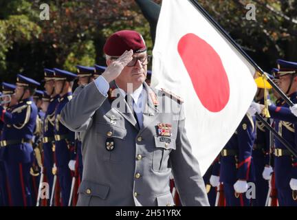 Tokyo, Japon.5 novembre 2021.L'inspecteur général des forces armées allemandes, Eberhard Zorn, inspecte les gardes d'honneur japonais au ministère de la Défense à Tokyo le vendredi 5 novembre 2021.Credit: Yoshio Tsunoda/AFLO/Alay Live News Banque D'Images