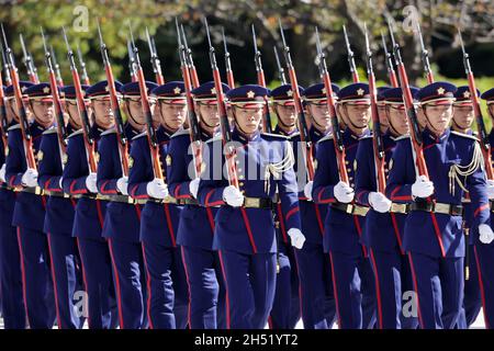 Tokyo, Japon.5 novembre 2021.Les gardiens d'honneur japonais défilent au ministère de la Défense à Tokyo le vendredi 5 novembre 2021.L'inspecteur général des forces armées allemandes, Eberhard Zorn, a inspecté les gardes d'honneur japonais au ministère de la Défense.Credit: Yoshio Tsunoda/AFLO/Alay Live News Banque D'Images