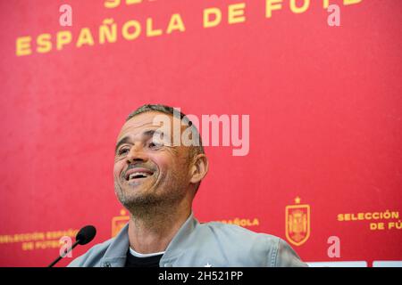 Madrid, Espagne.05ème novembre 2021.Luis Enrique, entraîneur de l'équipe nationale espagnole de football parle lors de la conférence de presse à la Fédération espagnole de football à Madrid.Il a officialisé la liste des joueurs qui joueront dans les prochains matches de l'équipe espagnole pour se qualifier pour la coupe du monde du Qatar 2022, contre les équipes de Grèce et de Suède.Crédit : SOPA Images Limited/Alamy Live News Banque D'Images