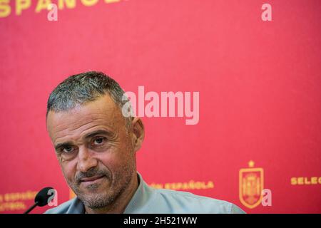 Madrid, Espagne.05ème novembre 2021.Luis Enrique, entraîneur de l'équipe nationale espagnole de football parle lors de la conférence de presse à la Fédération espagnole de football à Madrid.Il a officialisé la liste des joueurs qui joueront dans les prochains matches de l'équipe espagnole pour se qualifier pour la coupe du monde du Qatar 2022, contre les équipes de Grèce et de Suède.(Photo par Diego RadamÈs/SOPA Images/Sipa USA) crédit: SIPA USA/Alay Live News Banque D'Images